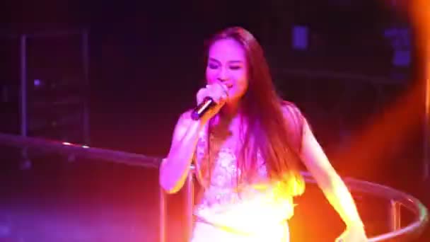 Primo piano ragazza pop cantante in pizzo top danza sul podio — Video Stock