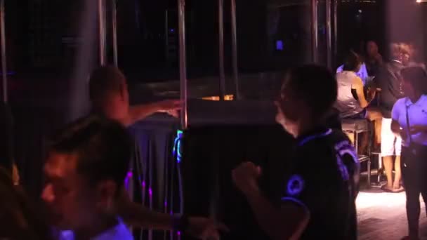 Clubbers dansen en veel plezier op de dansvloer in neon lichten — Stockvideo