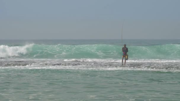 Pescatore senior cattura pesci in oceano blu profondo senza fine — Video Stock