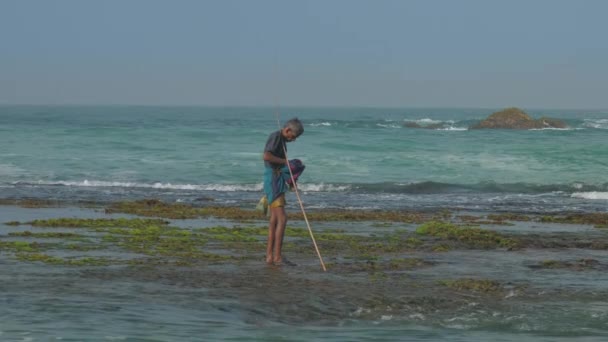 Homme avec canne à pêche silhouette promenades attraper du poisson — Video