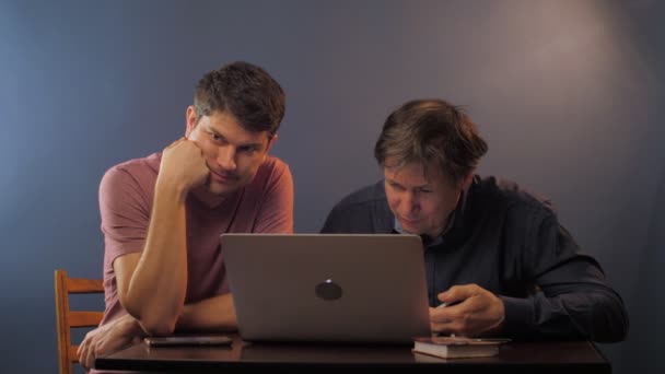 노트북 회사의 선임 연구원 과 일하는 법을 설명하는 사람이 묶여 있습니다. — 비디오