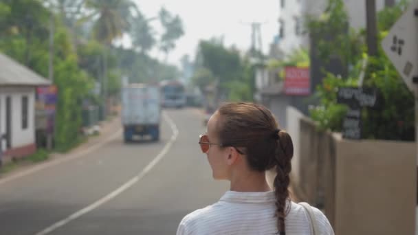dívka turistické procházky po ulici silnici proti tropické přírodě