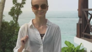 Turistler güzel okyanus manzarasına karşı yürüyüp tatilin tadını çıkarıyorlar.