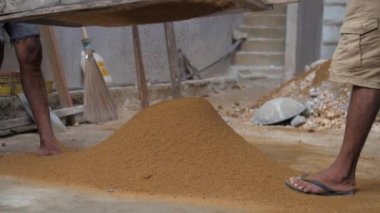 Yerel işçiler kumu özel bir araçla yakın görüntüyle ekiyor