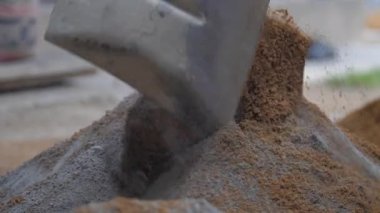 Yerel polis, sarı kum yığınını çimentoyla kaplıyor.