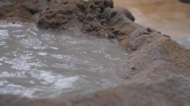 İnşaat işçisi su küreğiyle çimentoyu karıştırdı