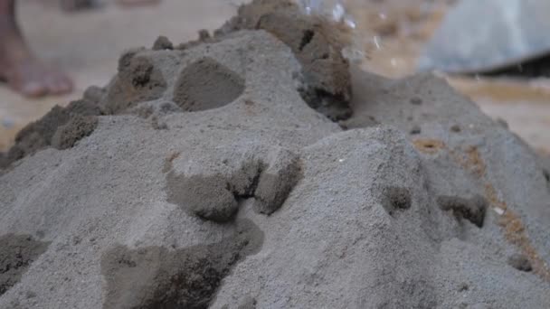Personne mélange du ciment et de l'eau se déplaçant avec une pelle métallique — Video
