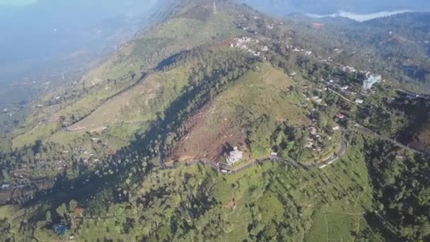 Montagneuses tropicales avec serpentine et flore le jour ensoleillé — Video