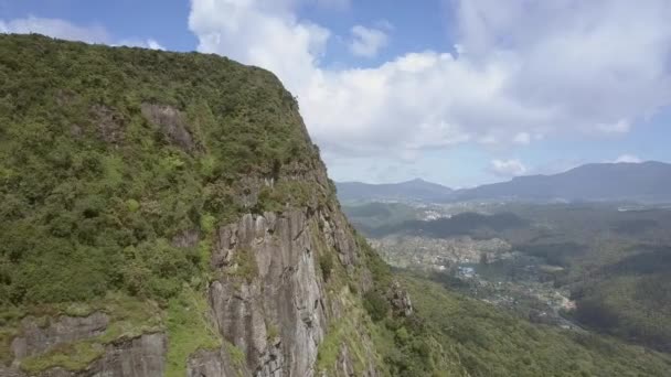 Berg mit üppiger Flora nahe kleinem Land gegen den Himmel — Stockvideo
