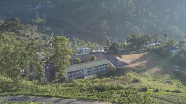 Arme Landschaft in der Nähe üppig grüner Bäume und Teeplantagen — Stockvideo