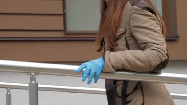 Brune aux cheveux longs avec jambes abîmées marche sur les mains courantes — Video