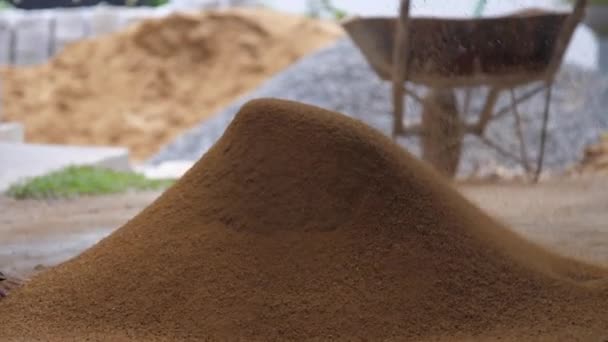 Geel zand valt na het zaaien door lokale jongens sluiten — Stockvideo