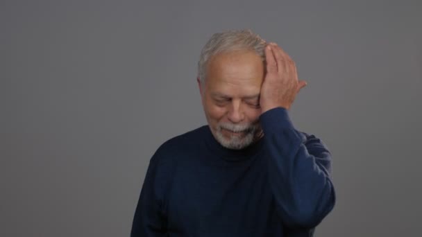 Розчарований старий з сірою бородою і серветками для волосся сльози — стокове відео