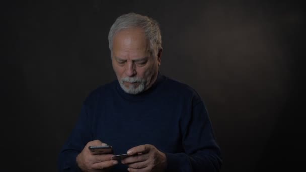 Концентрированные типы пенсионеров на смартфоне с банковской картой — стоковое видео