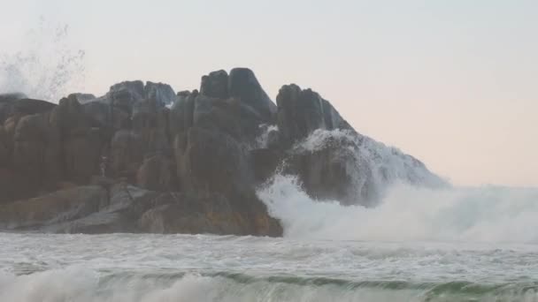 Fuertes olas tropicales del océano golpean contra piedras rocosas marrones — Vídeos de Stock