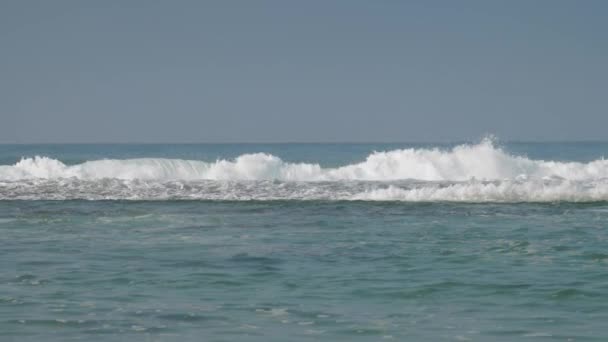 Breathtaking boundless turquoise ocean with large white wave — Stock Video