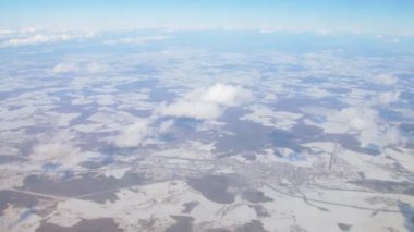 Sınırsız alanlarda hareket eden beyaz bulutların görüntüsü