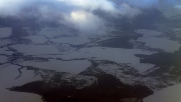 Licht witte wolken bewegen langzaam langs de skyline over velden — Stockvideo