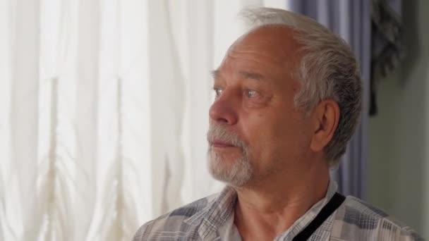 Nyugdíjas férfi élvezi a kirándulást, és megfigyeli múzeum szoba — Stock videók