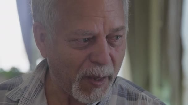 Opgewonden grijs harige gepensioneerde bespreekt onderwerp actief — Stockvideo