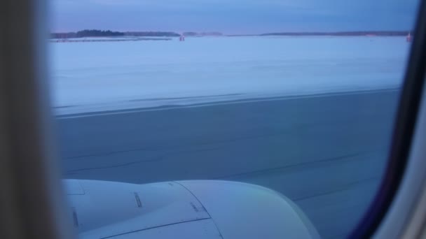 Vista dalla finestra di campo illimitato durante il rullaggio aereo — Video Stock