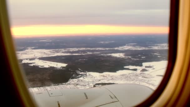 Blick aus dem Fenster des grenzenlosen Feldes während des Rollens des Flugzeugs — Stockvideo