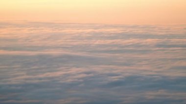 Uçsuz bucaksız gökyüzü mavi renkli bulutların üzerinde