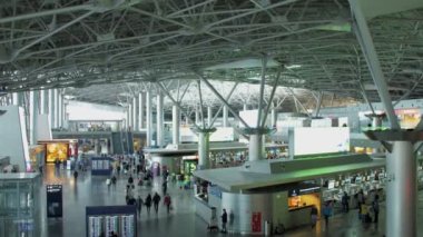 Gümrüksüz dükkanları olan ve insanları acele ettiren havaalanı terminali