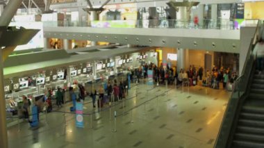 Gümrüksüz dükkanları olan ve insanları acele ettiren havaalanı terminali