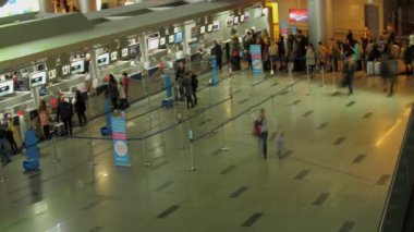 Gümrüksüz dükkanları olan ve insanları acele ettiren havaalanı terminali