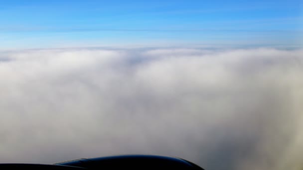 Vliegtuig boven prachtige grenzeloze lucht wolken van blauwe kleur — Stockvideo