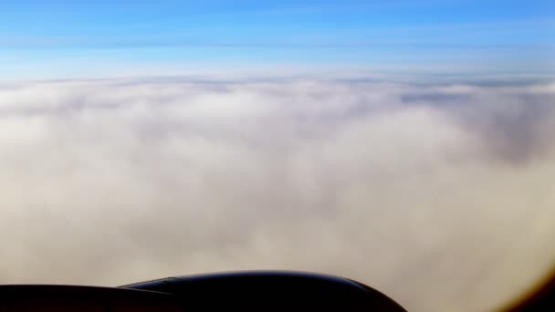 Vliegtuig boven prachtige grenzeloze lucht wolken van blauwe kleur — Stockvideo