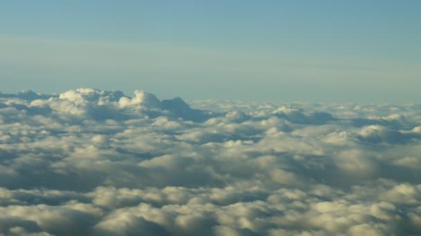 Vliegtuig venster uitzicht op dichte en opgeblazen witte wolken — Stockvideo