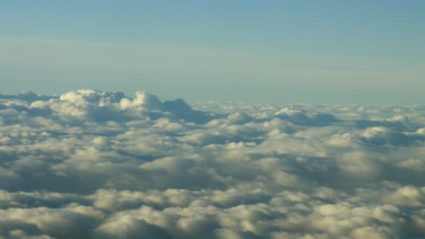 vue de fenêtre de l'avion sur des nuages blancs denses et gonflants 