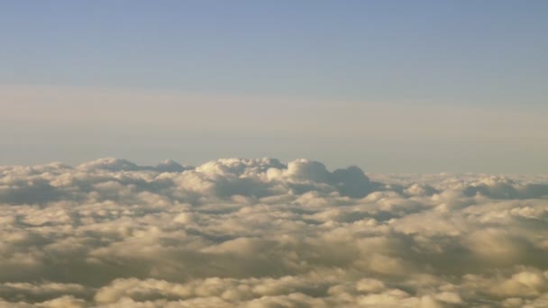 Vliegtuig venster uitzicht op dichte en opgeblazen witte wolken — Stockvideo