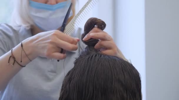 戴口罩的女士进行专业的现代理发 — 图库视频影像
