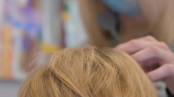 Képzett stylist kéz kiegyenesíti és befejezi a frizura — Stock videók