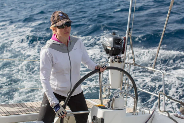 Zeiler deelnemen aan zeilregatta — Stockfoto