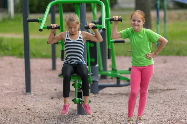 Mädchen beschäftigt sich mit Fitnessgeräten — Stockfoto