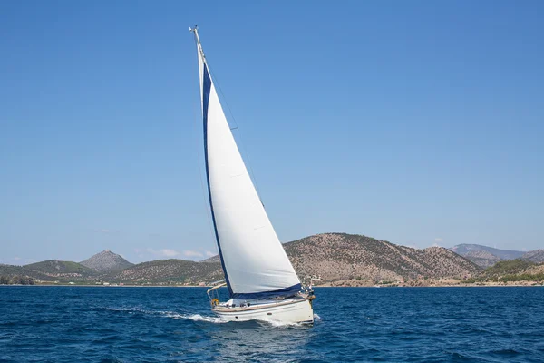 Boot bei der Segelregatta — Stockfoto