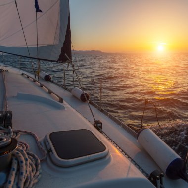 Açık denizde batımında tekne