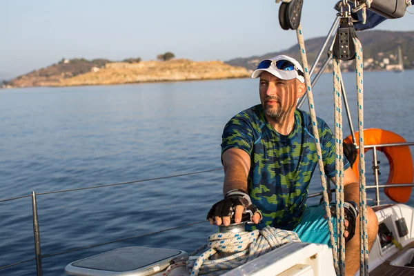 Skipper auf seiner Segeljacht — Stockfoto