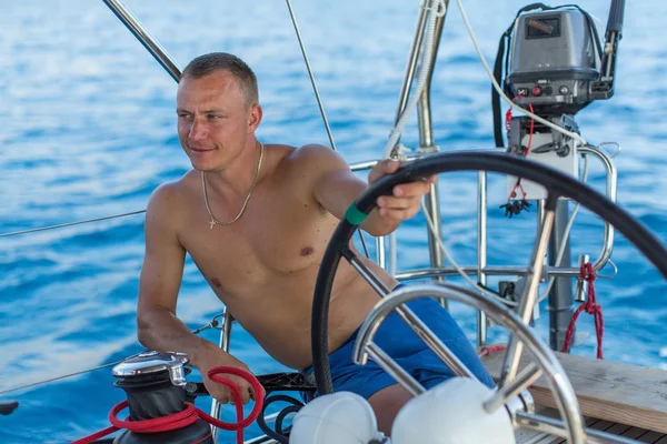 Man skipper relaxed on his yacht — Stock Photo, Image