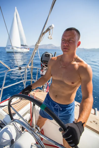 Yachtsman capitão durante a corrida — Fotografia de Stock