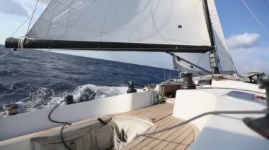 Dalgaları aracılığıyla yelken