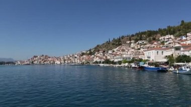 yelken gemi kıyı boyunca
