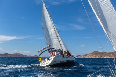 Denizciler yelkenli yarışlarına katılıyorlar.