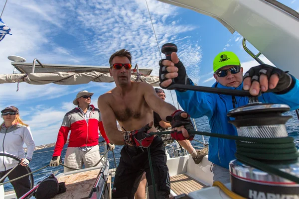 Segler nehmen an Segelregatta teil — Stockfoto