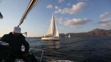 Denizciler yelkenli yarışlarına katılıyorlar.