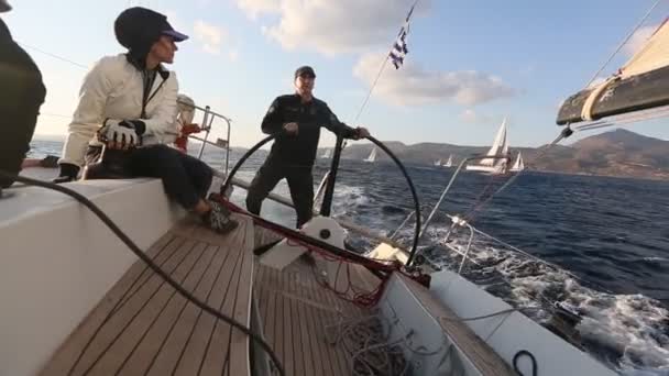 Los marineros participan en regata de vela — Vídeo de stock